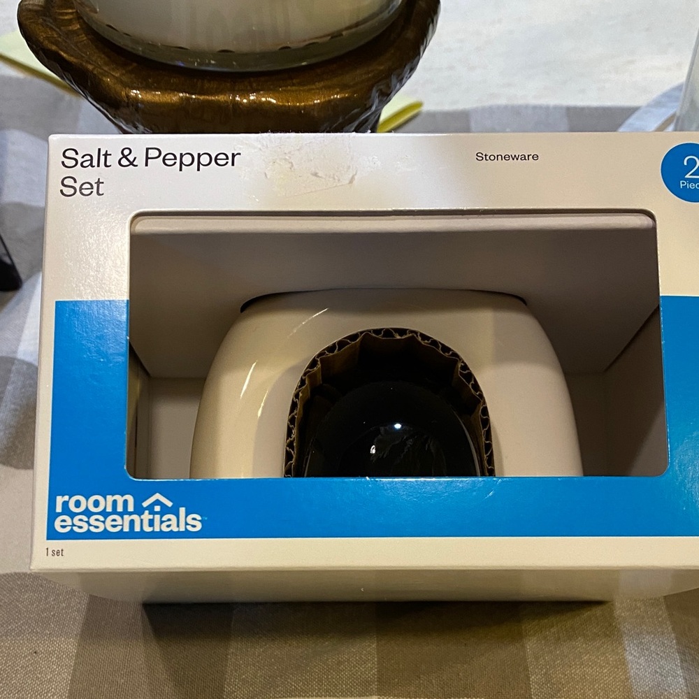 Room Essentials White Stoneware Salt & Pepper Set